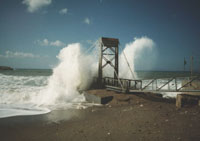 Pontile con onde